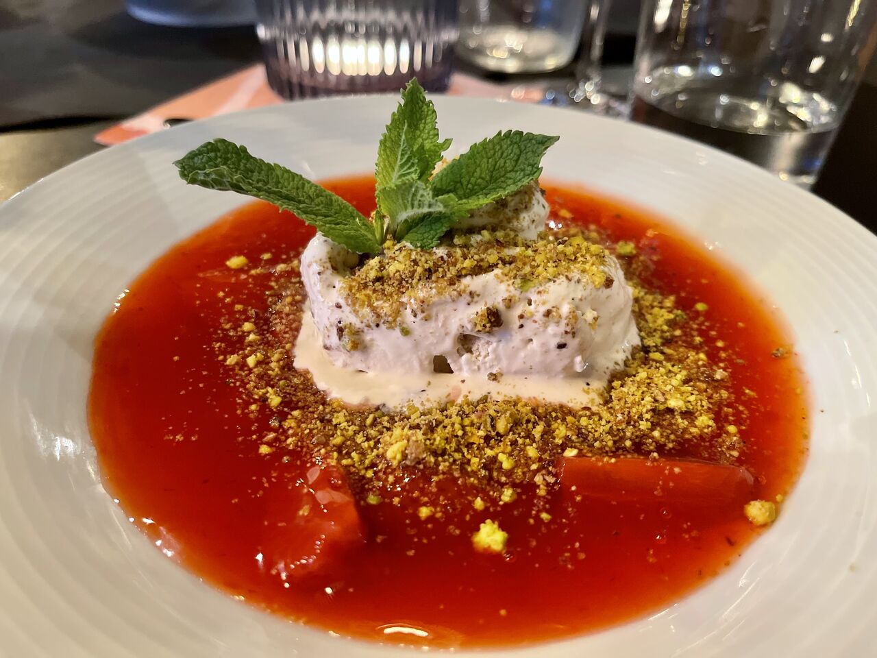 Hausgemachtes Vanilleeis mit Tonkabohnen und Fruchtspiegel