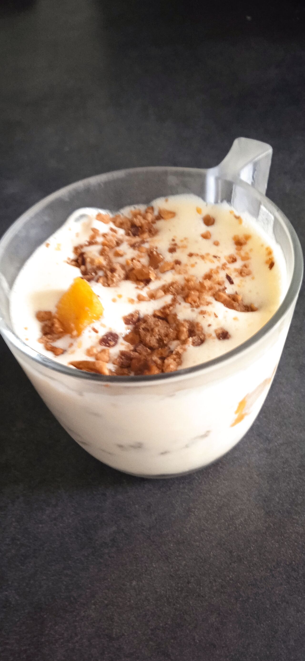 Tiramisu aux pêches, crumble amandes