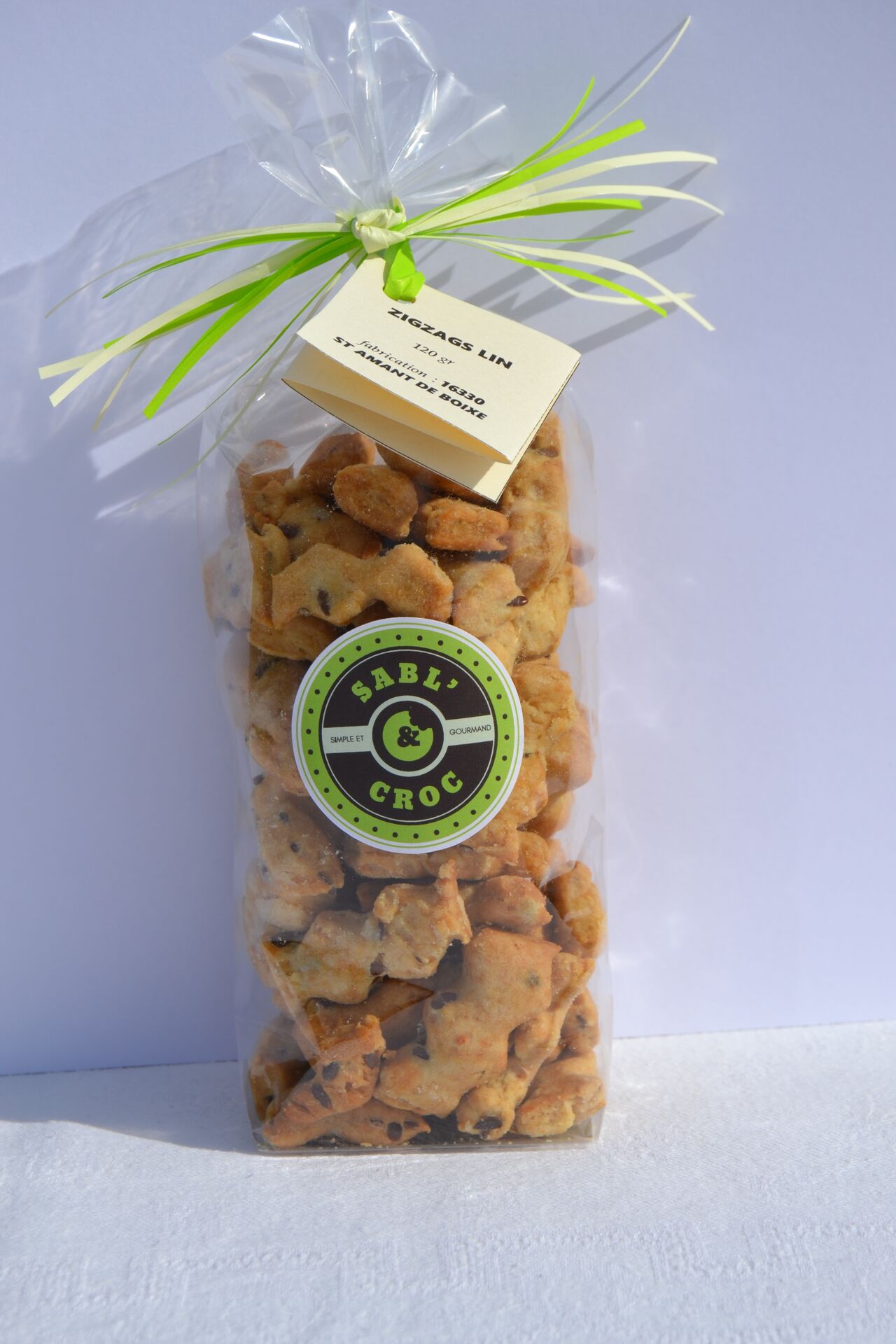 Zigzags lin : gâteaux salés, au vin blanc et au parmesan, dont les graines de lin (8%), apportent croquant et bienfaits.
