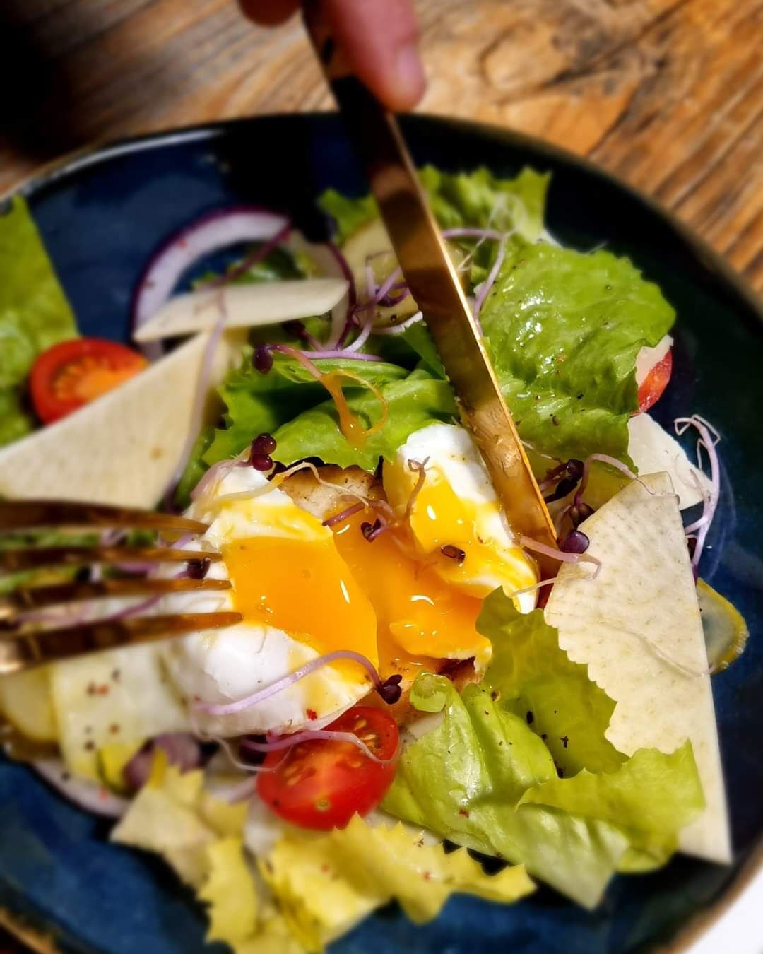 Salade verte et œuf poché