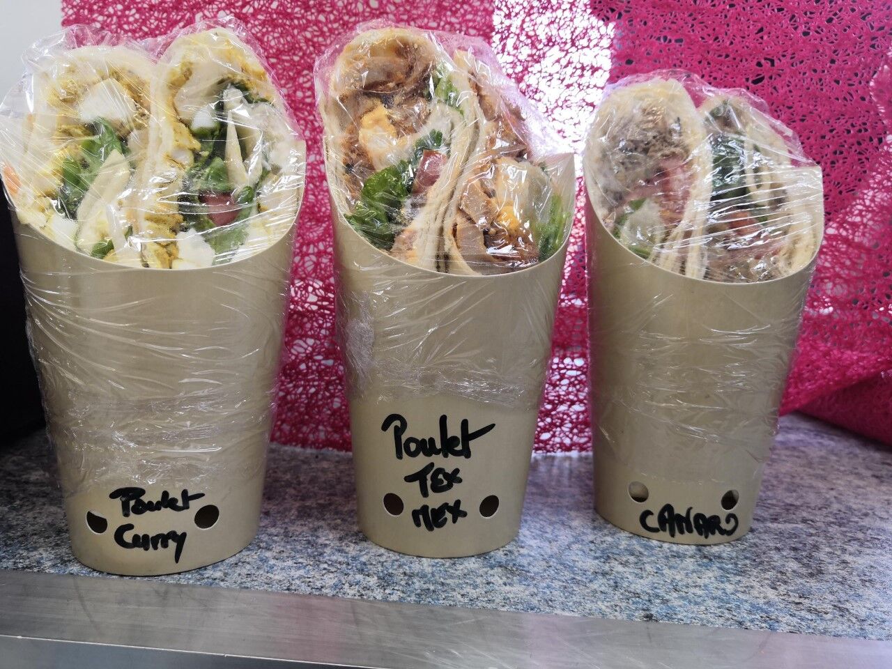 WRAP ( artisanal )
galette fine entourée de garniture
prix : 4.90€
MENU: wrap + boisson + dessert du moment : 6.90€
