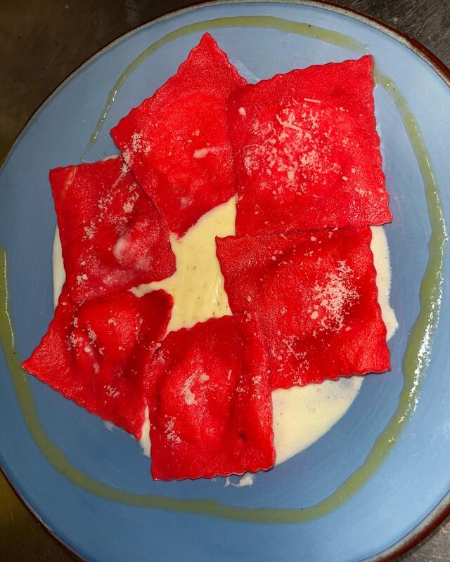 Rotebeete Tortelloni an Parmesancreme