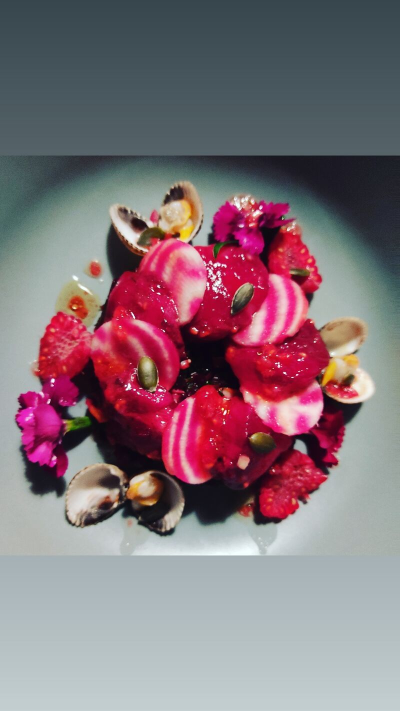 Noix de Saint Jacques, betteraves et coques.
