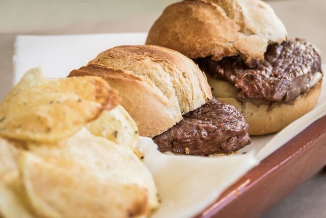 Preguinhos à Careca
C/ bife de Alcatra, quejo amanteigado e batatas Gourmet
