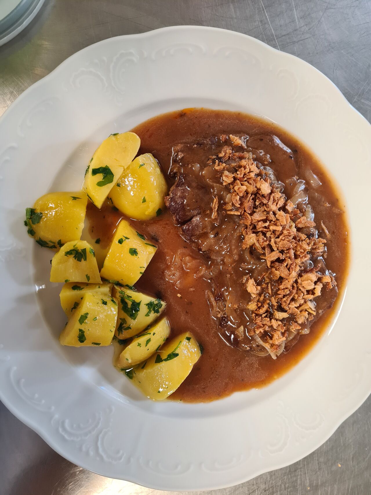 Zwiebelrostbraten mit Petersilkartoffeln