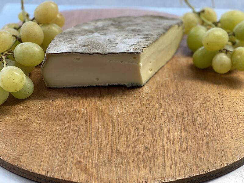 Saint Nectaires fermier sur paille. Fabriqué à la ferme puis affiné par Les Terres d'Auvergnes.