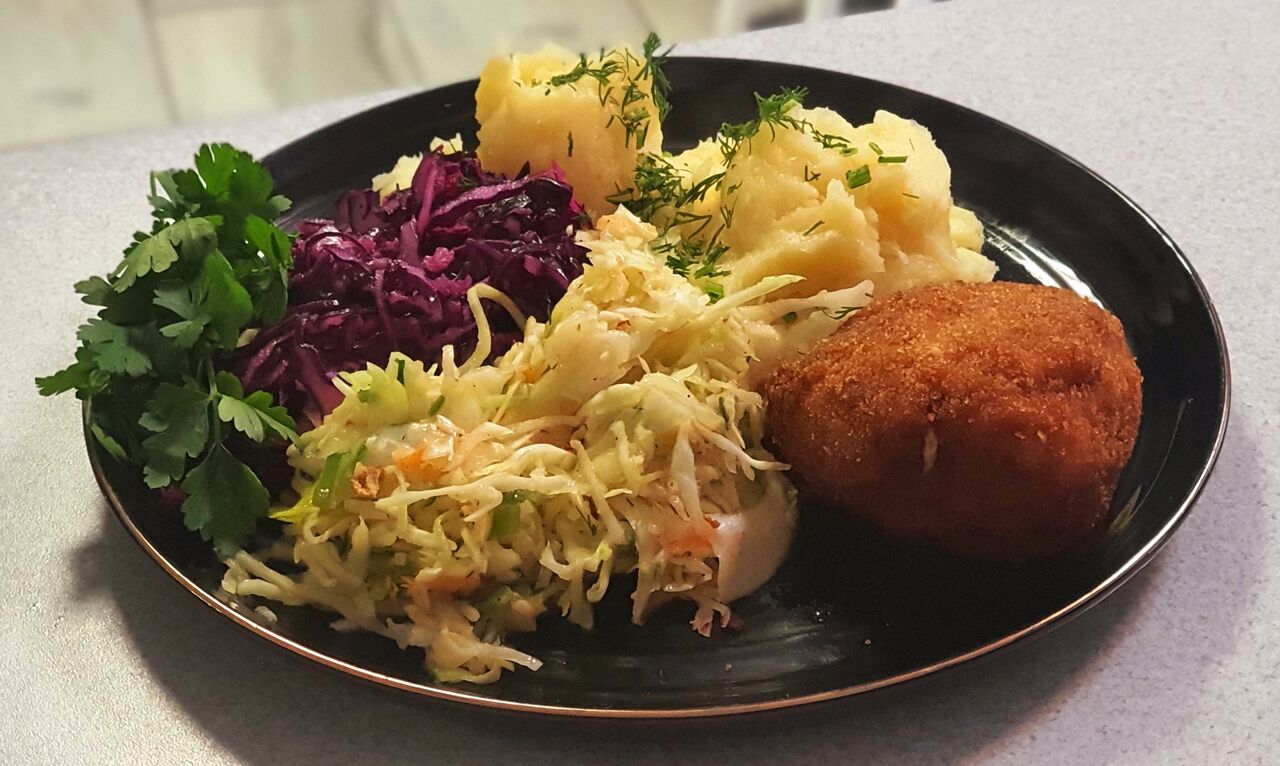 Zapraszamy na pyszny domowy obiad?‍??‍??
➡️Kula z brokułem
➡️Puree
➡️Bukiet surówek