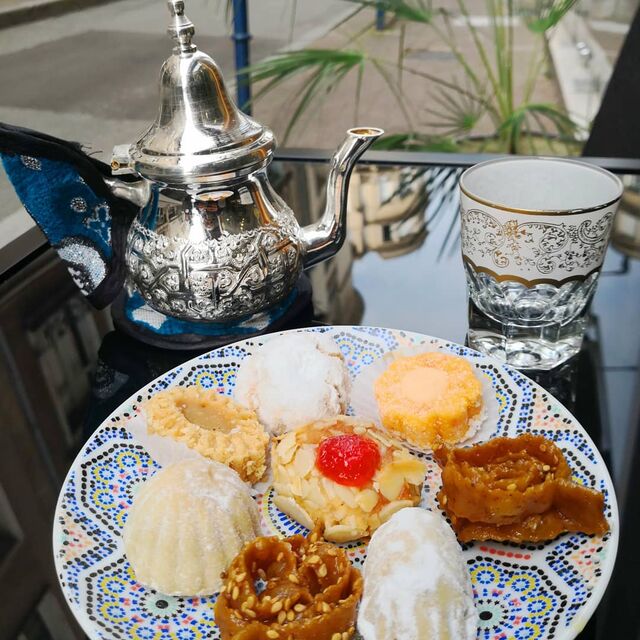 UN PETIT GOUTER
5,99 EUROS
UN THE + 3 PATISSERIES AU CHOIX