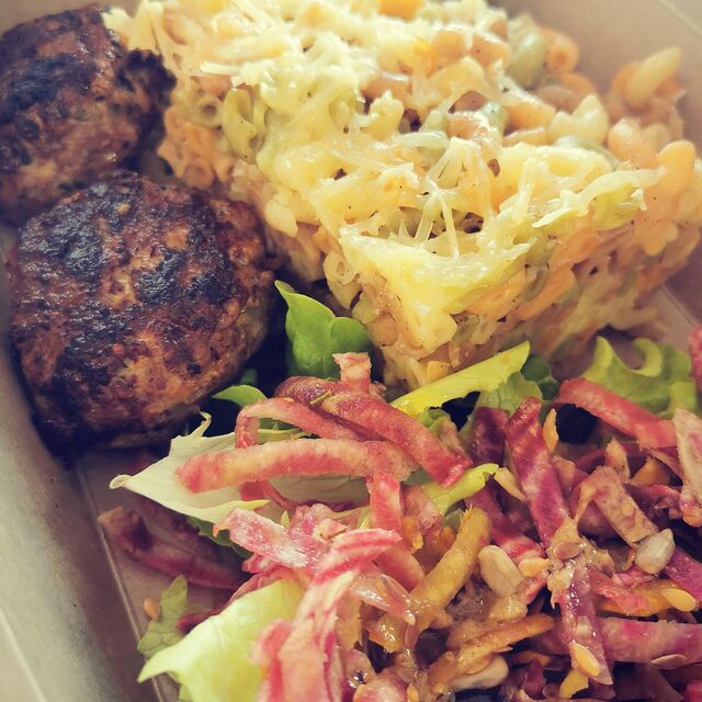 Gratin de coquillettes aux 4 couleurs, boulettes de porc aux herbes & sa petite salade de crudités.. 