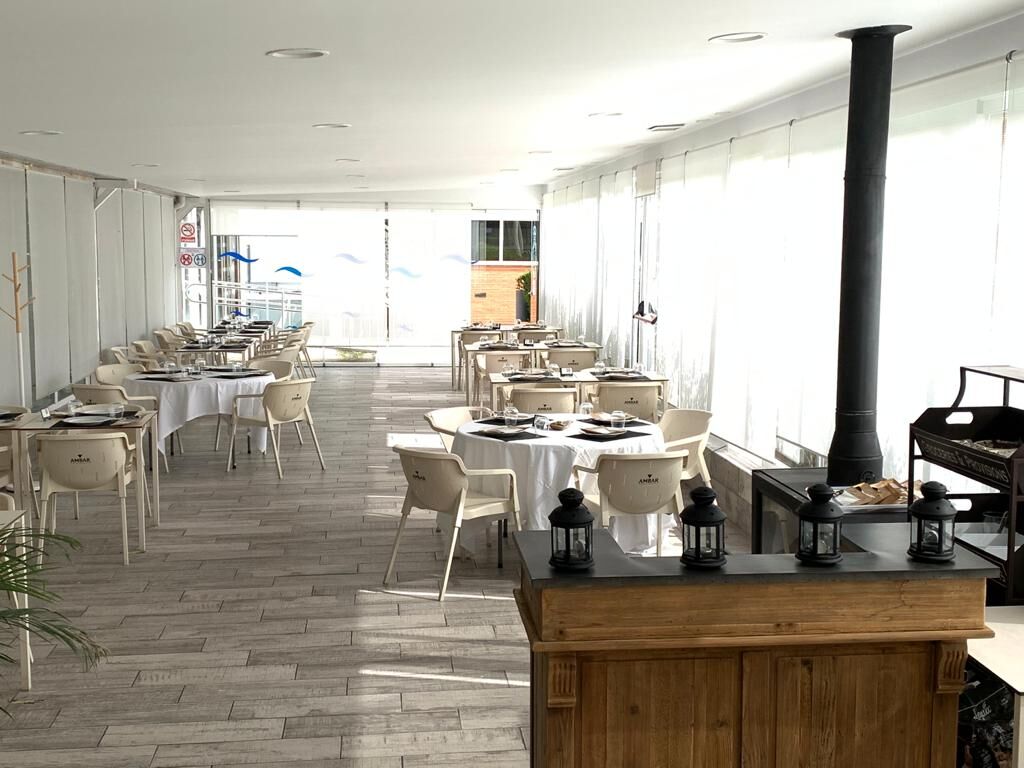 RESTAURANTE CON CHIMENEA DE LEÑA