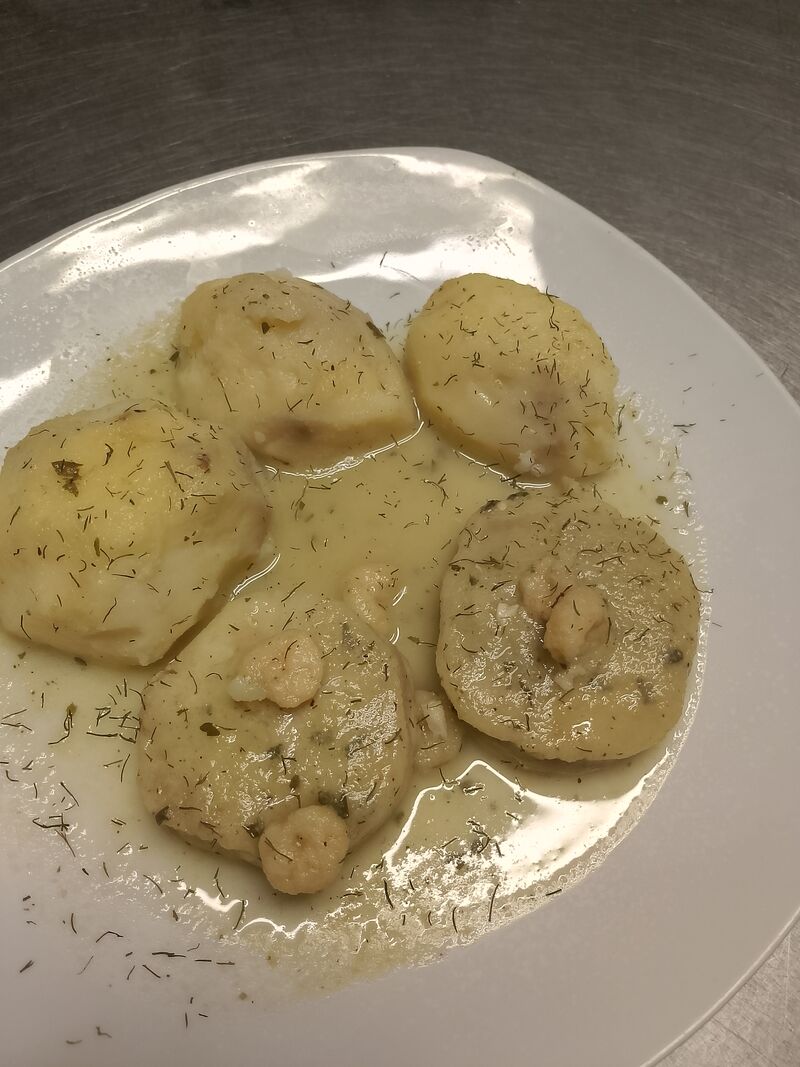Merluza en salsa verde con gambas y papas guisadas 
