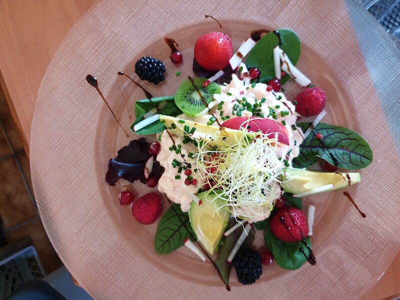 Garnelen-Cocktail mit frischer Avocado und Früchten