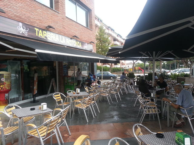 entrada y amplia terraza