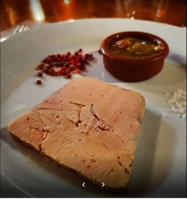 Le foie gras mi-cuit avec son chutney du jardin, seulement en saison.