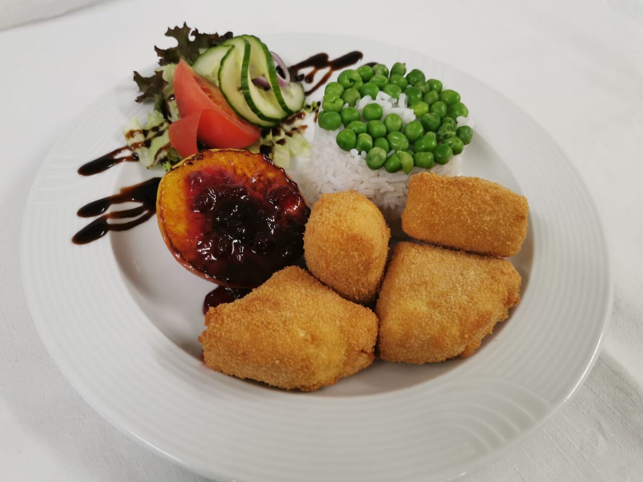 Panierter Camembert mit Preiselbeeren und Reis 