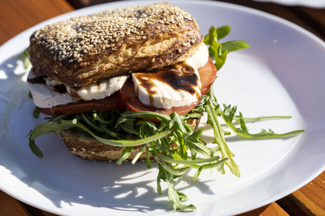 Laugenpolster mit Tomate, Mozzarella und Rucola.