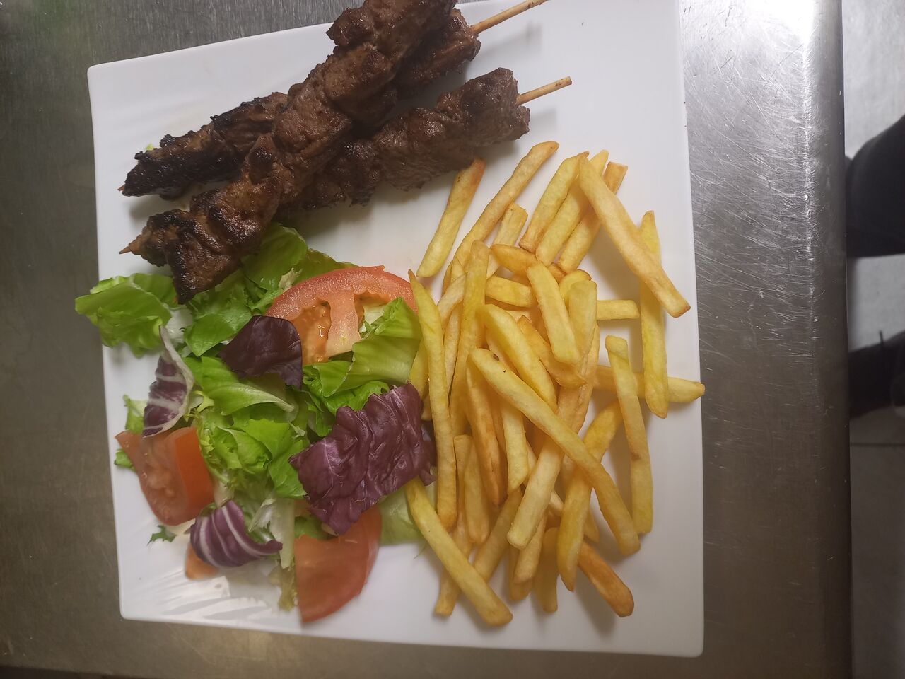 Brochette frites petit salade 8.5€