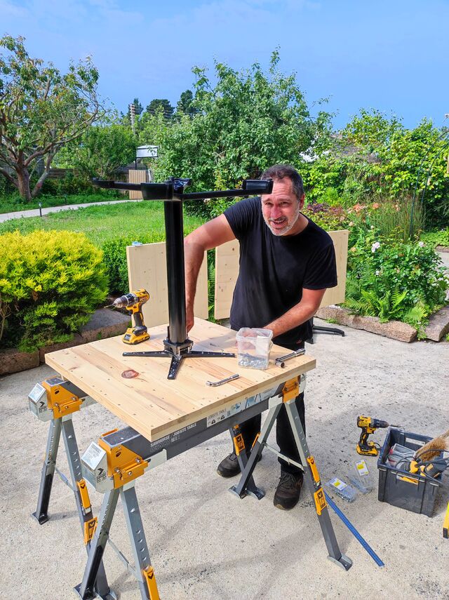Le bar et les tables extérieures ont été conçus en grande partie avec du bois de récupération par G.Crnkovic (Palette Bretonne