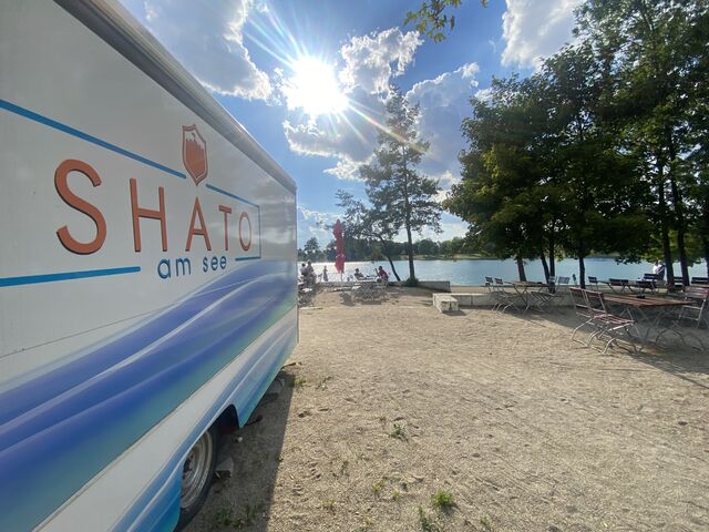 An heißen Sommertagen müssen sie sich nicht am Kiosk anstellen. Wir bieten auch Eisgekühlte Getränke auf der Strandfläche.