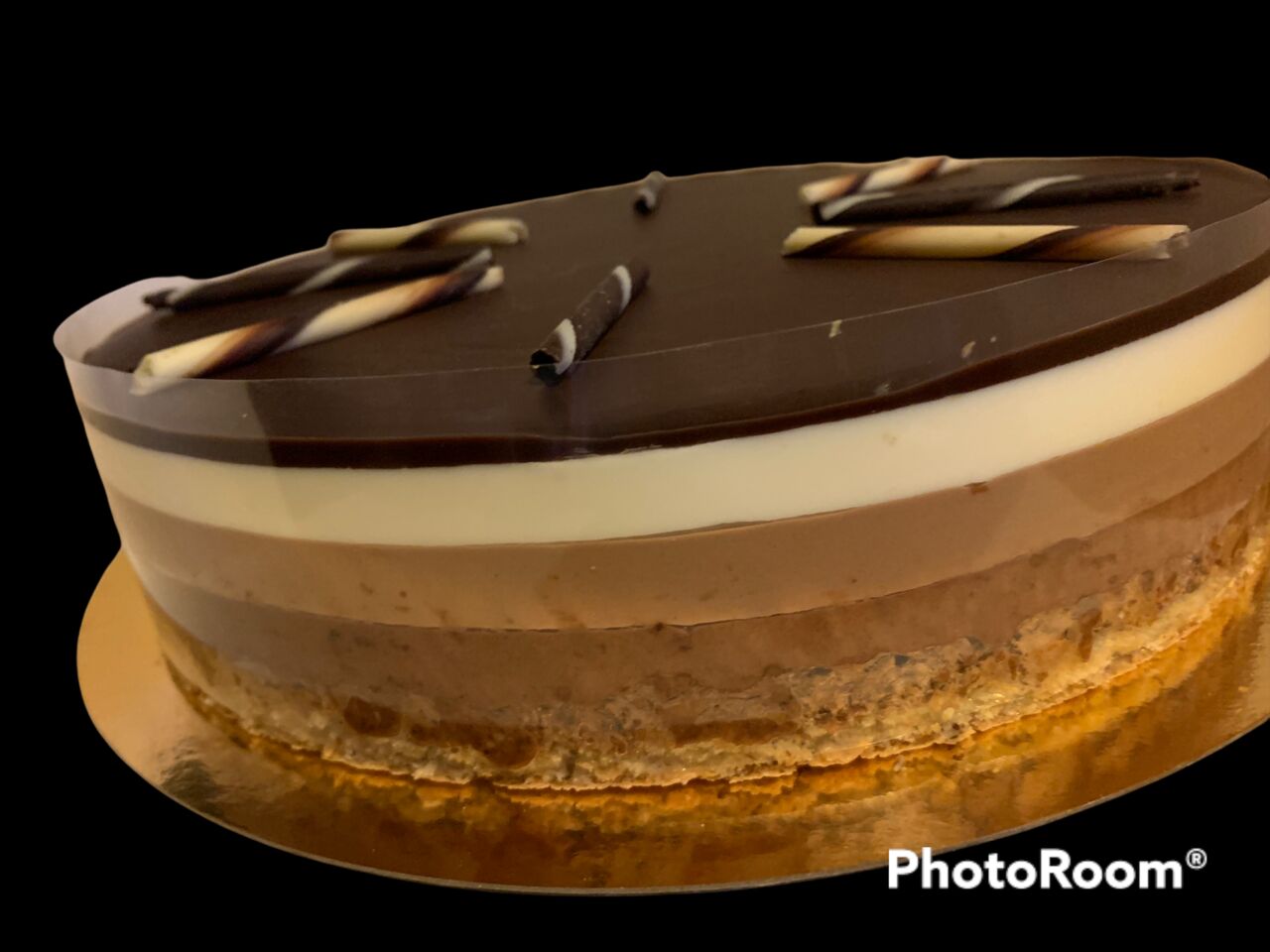 3 chocolats
Biscuit dacquoise amandes
Mousse chocolat noir, lait et blanc
Glaçage chocolat noir 