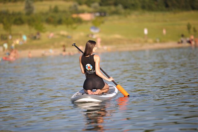 Pujčovna paddleboardů na jezeru Milada, najdeš nás na Hlavní pláži