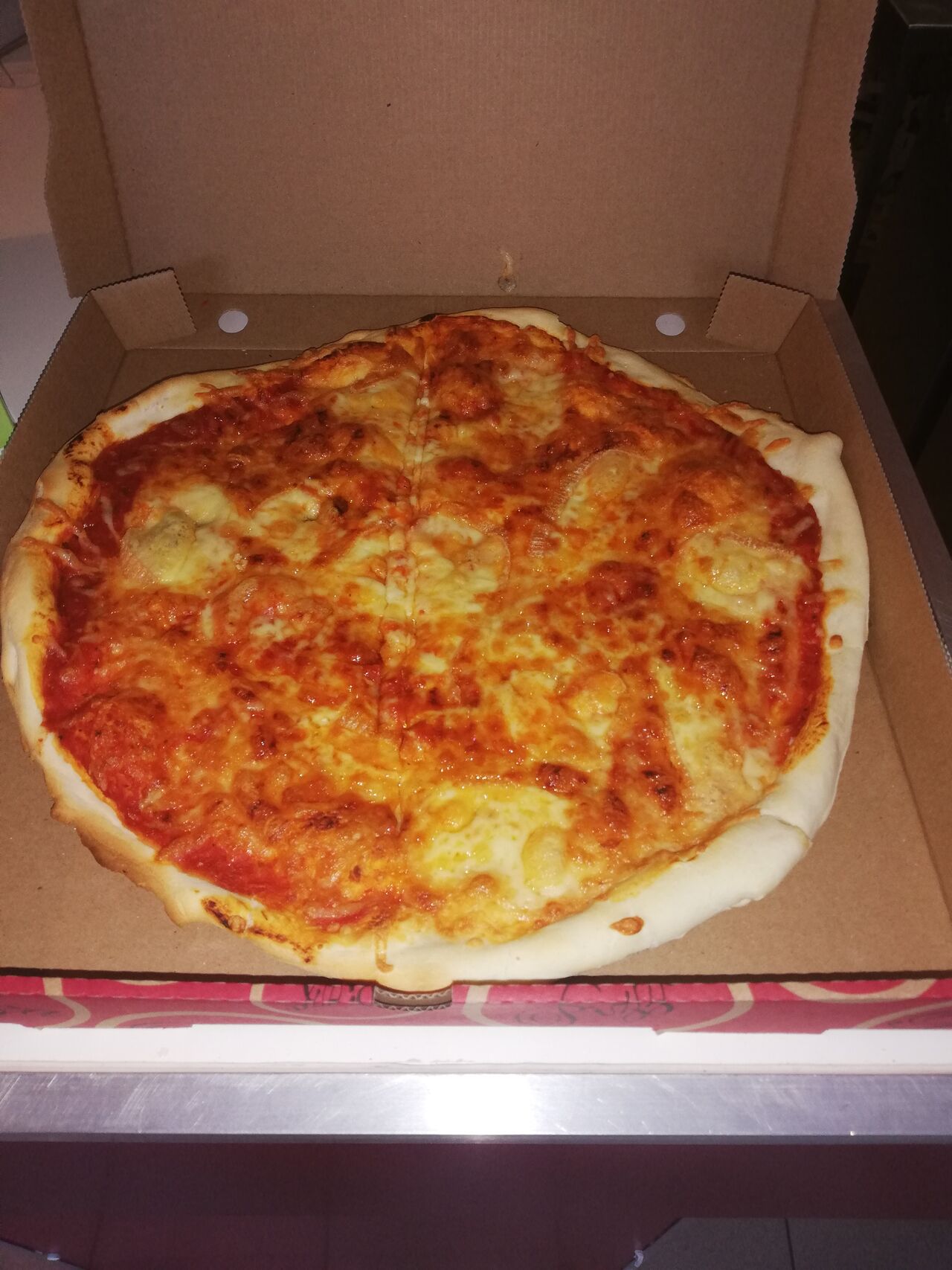 Pizza Maroille : base crème ou tomate, maroille, gruyère râpé, mozzarella.
Prix 7.90 euros 