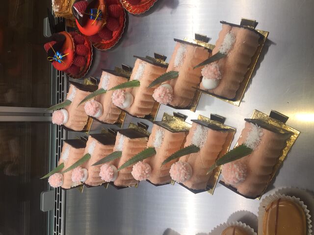 Buchette Exotique - Streusel, mousse noix de coco, coulis mangue, crémeux ananas, biscuit pain de gêne