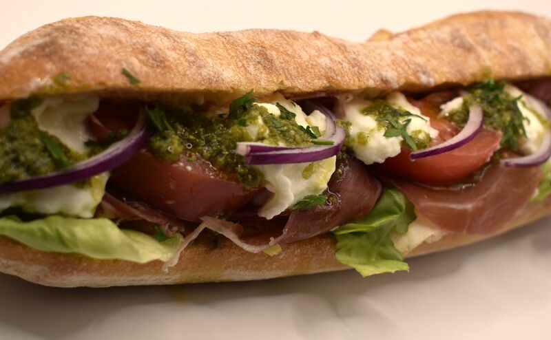 Mozzarella di bufala, jambon cru, tomates, pesto, oignon rouge, salade