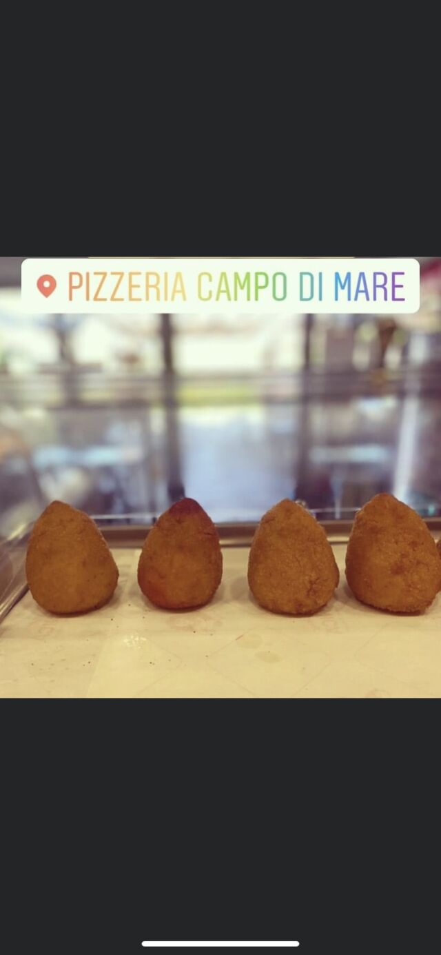 Arancini fatti a mano: nduja, cacio e pepe e i classici ragù piselli e zafferano. 
