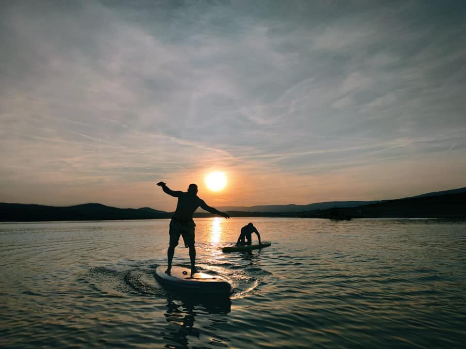 Vyjížďka na paddleboardu na jezeru Milada při západu slunce, tohle milujeme