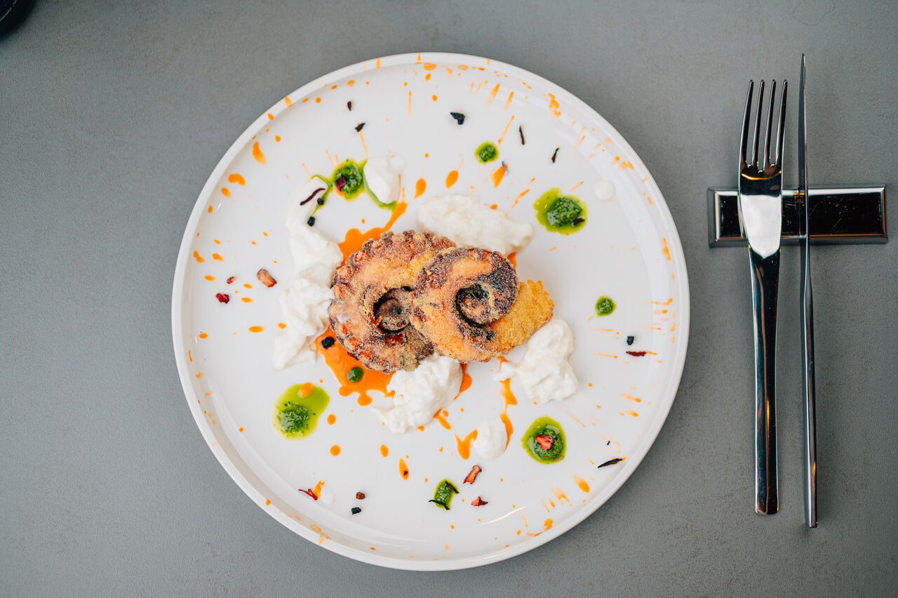 POLPO CRUNCH
In panatura di mais su crema di datterino pesto di basilico e stracciatella