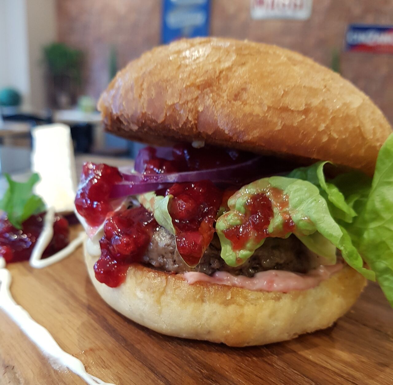 Waldburger
Mit würziger Camembert und Preiselbeeren 