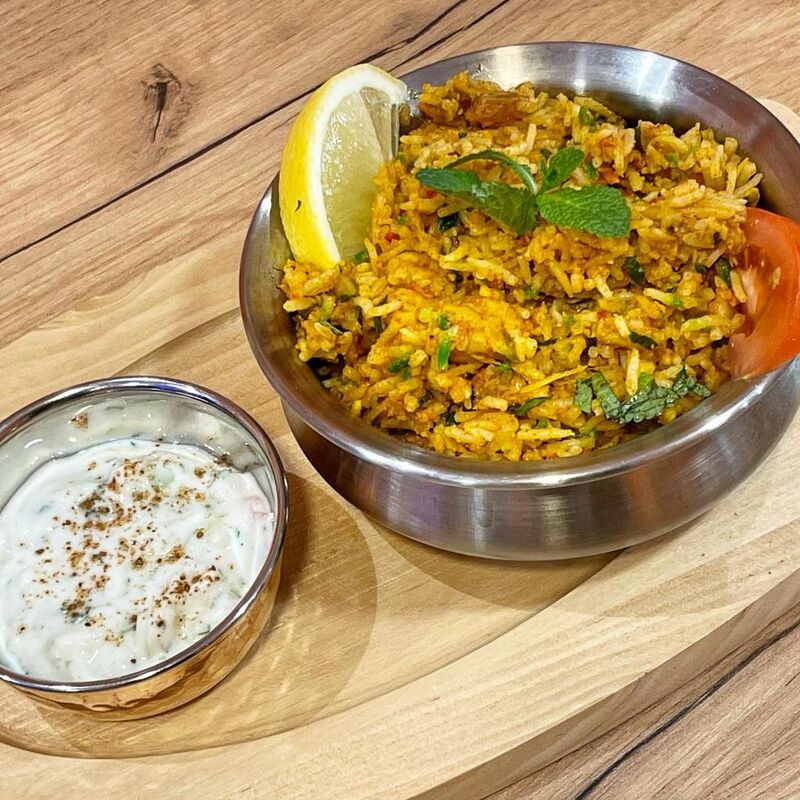 Notre spécialité le Biryani avec du RaÏta, un combo parfait entre saveur et fraicheur.
