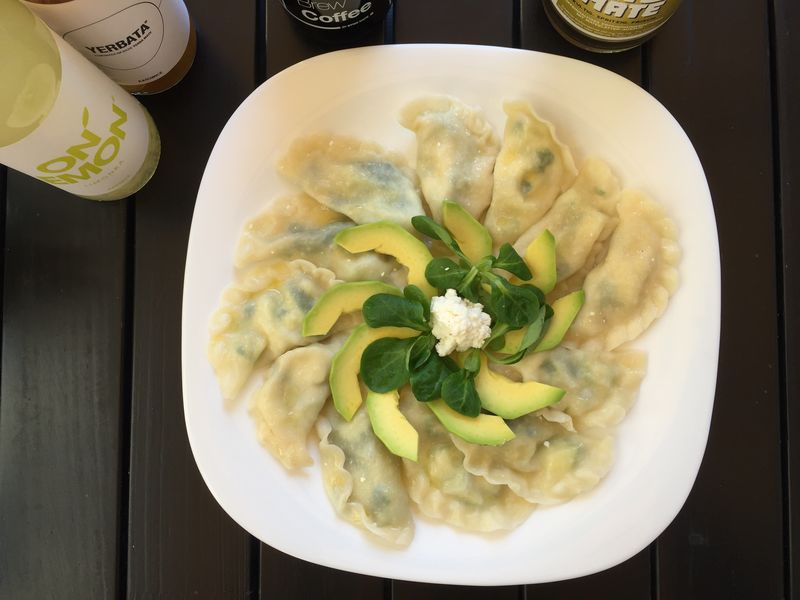 Pierogi z awokado i lisci szpinaku z serem ricotta i mozzarella