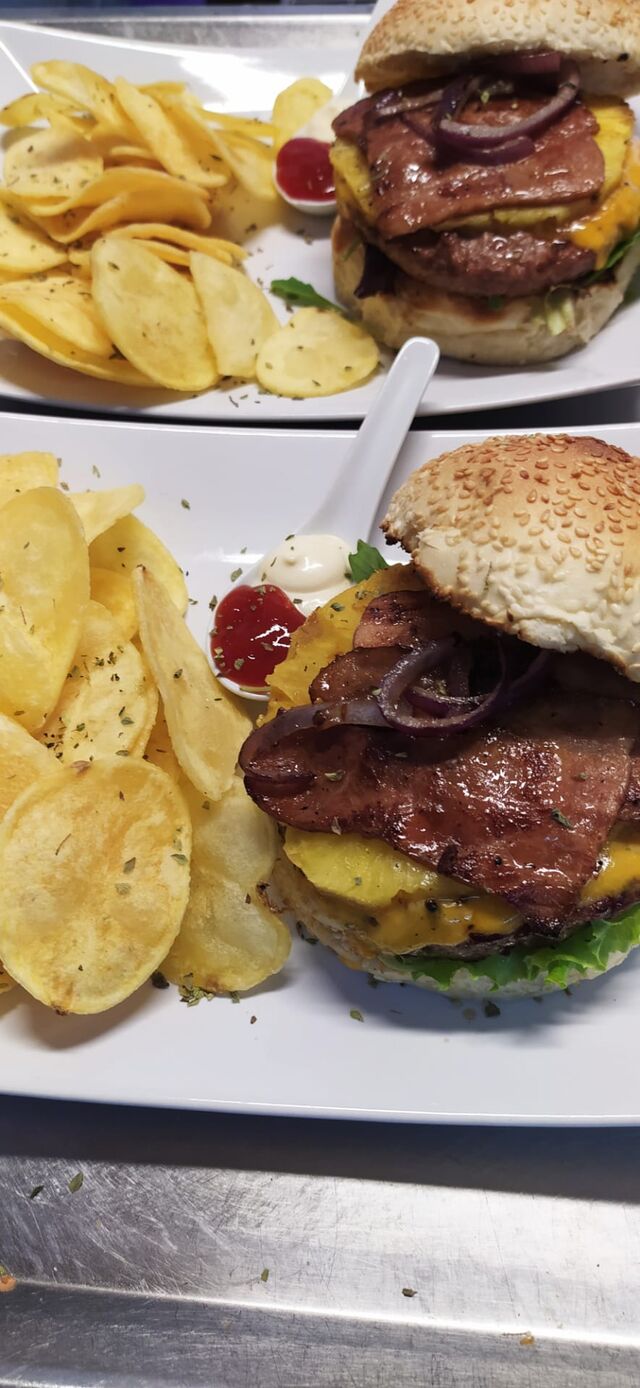 Abacaxi grelhado, bacon caramelizado, queijo cheddar e molho barbecue!