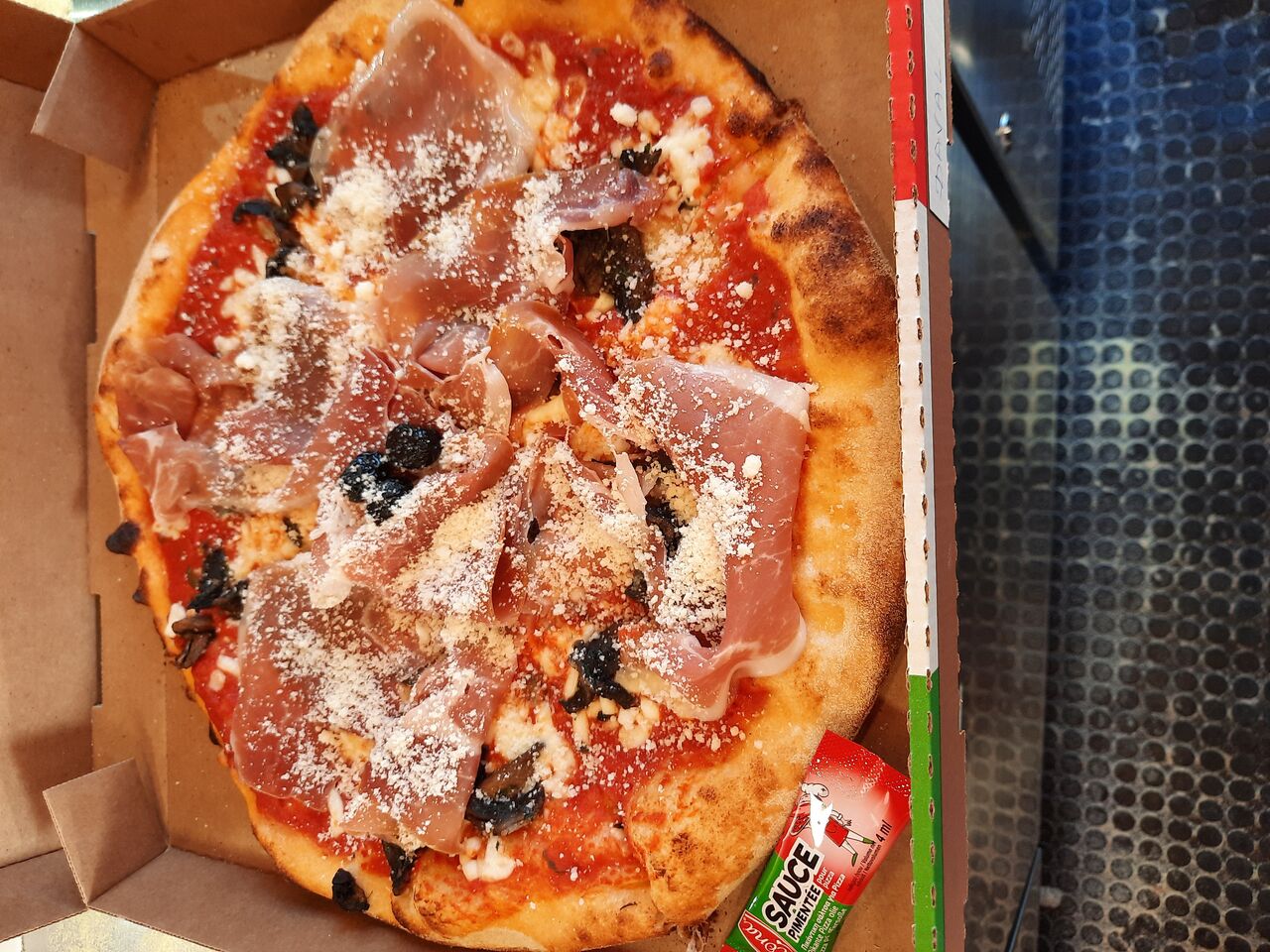 cirino base tomate san marzano champignon frais cuisiné avec persillade, jambon cru , grana padano
