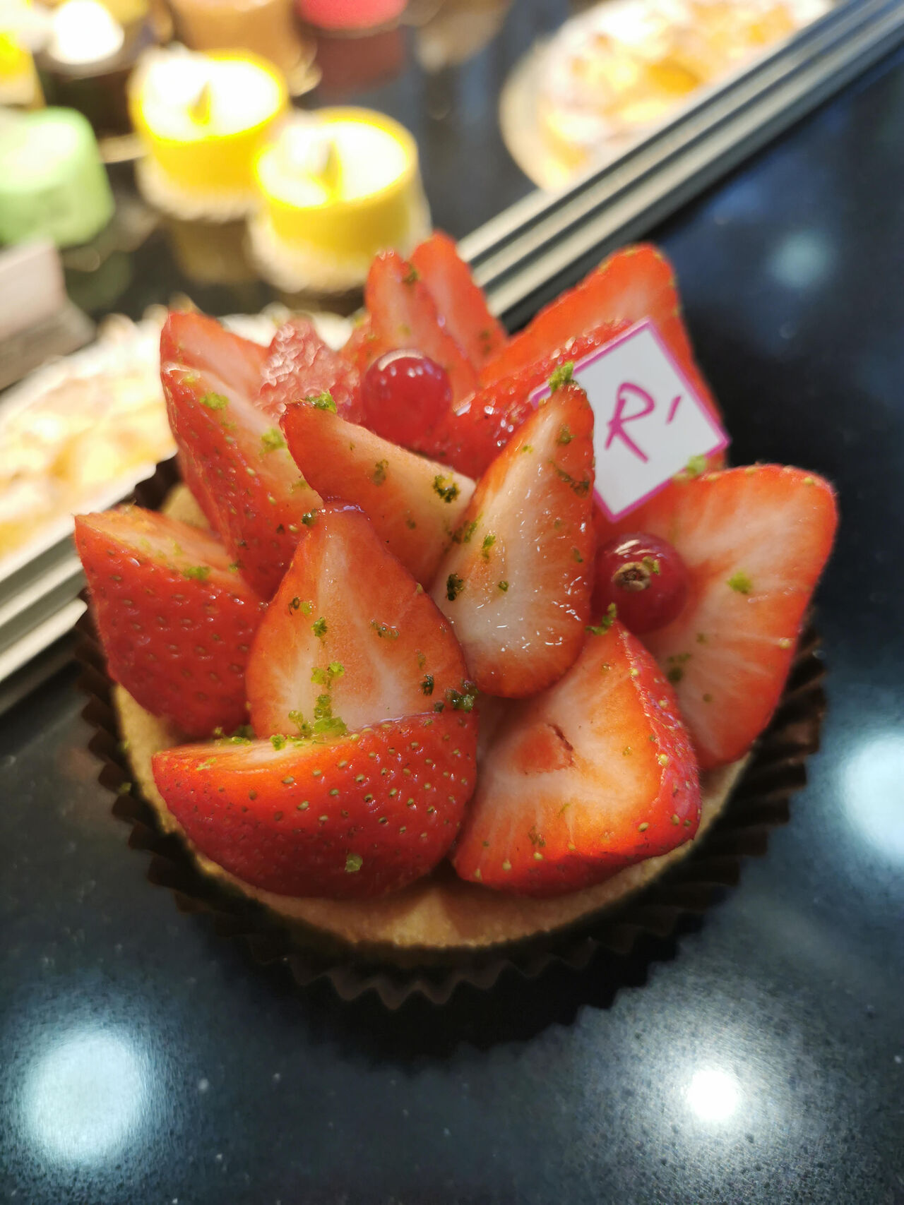 Tarte aux fraises:
Sablé breton, crème pâtissière à la vanille Bourbon, fraises fraiches.