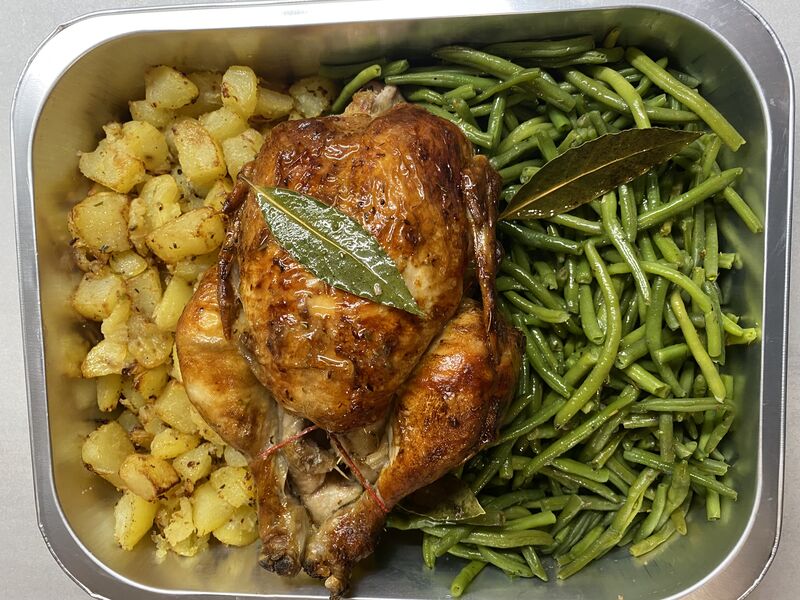 Poulet rôti accompagné de pommes de terre et d'haricots verts