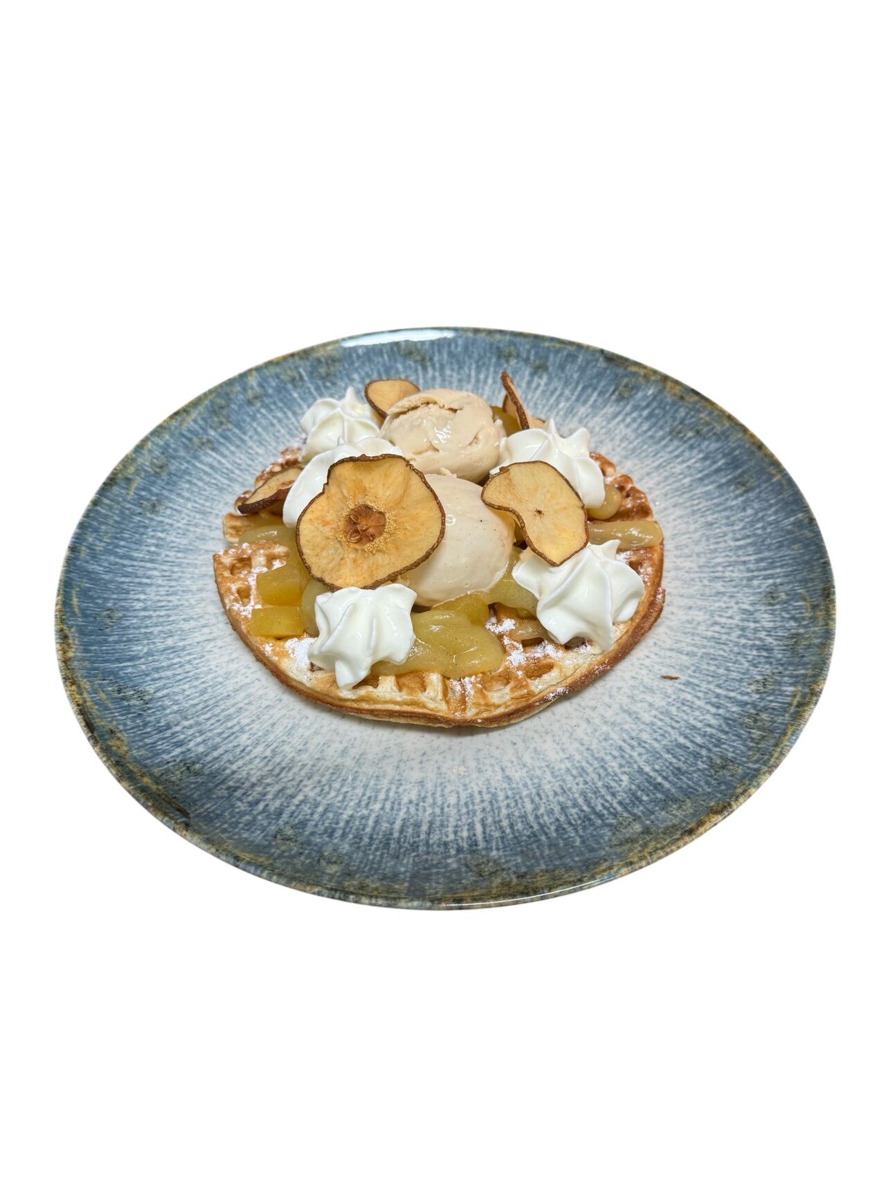 Pečená vafle, jablka, jablkové pyré, skořicová zmrzlina z farmy Vizovice, šlehačka 