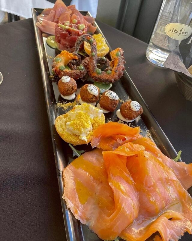 Tagliere Poetto: affumicati di mare, polpette di mare, crostoni con burrata e bottarga, tartare del giorno e tentacoli di Polpo