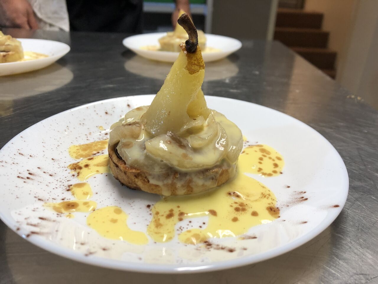 Poire pochée et tartelette chocolat