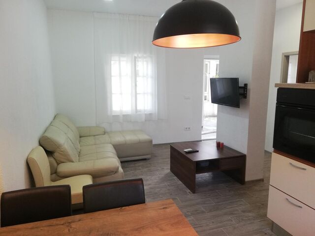 In the Kastel Kambelovac district of Kaštela, close to Ostrog Beach, apartman has a garden, free WiFi and a washing machine