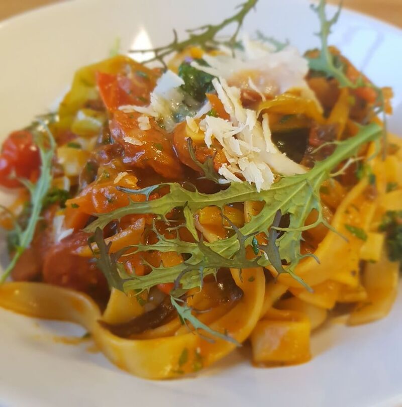 Tagliatelle z pikantną kiełbasą chorizo