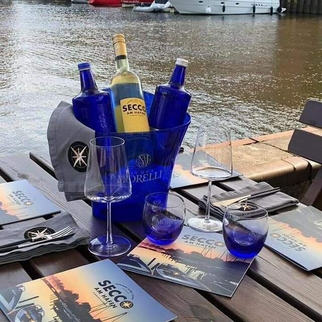 Direkt an der Hafenpromenade genießen...was braucht man me(e)hr!