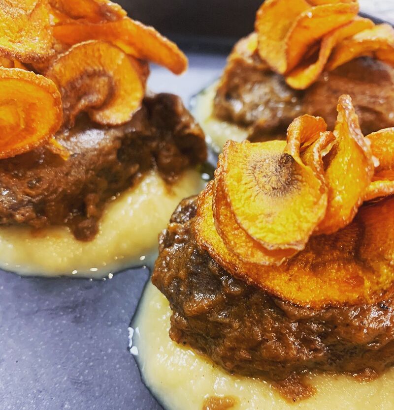 Guancia di maiale iberico, composta di mela e chips di carota