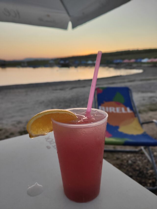 Sex on the beach při západu slunce je velice oblibená kombinace.