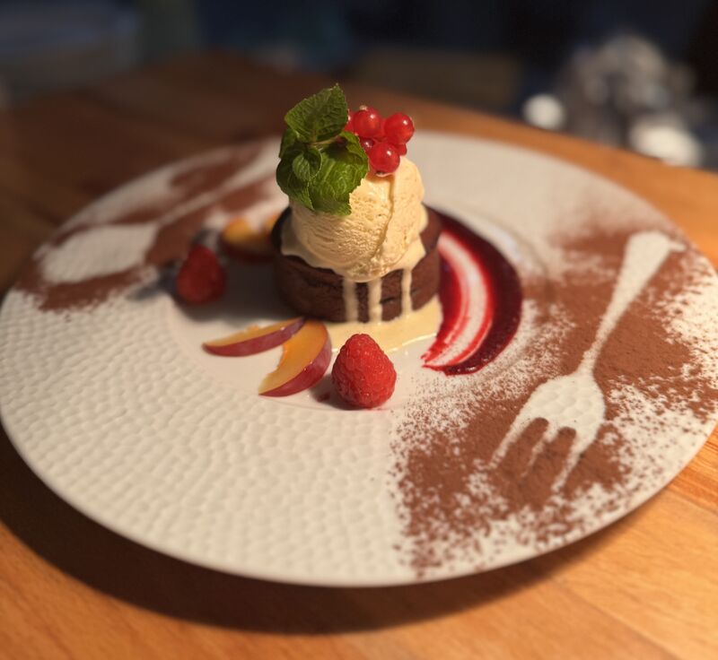 Schokoladen-Fondant Mit flüssigem Kern, Bonbon-Vanilleeis & Wildbeerensoße