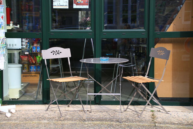 pause cigarette devant l'épicerie avec un café ou une boisson fraîche dehors 