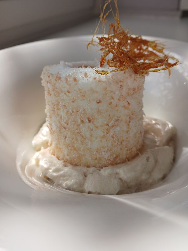 Œuf à la neige noix de coco, nuage de mousse au sirop d'érable 