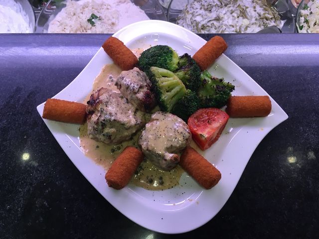 Tagesgericht: Schweinefilet, Brokkoli, Kroketten, hausgemachte Pfeffersauce 